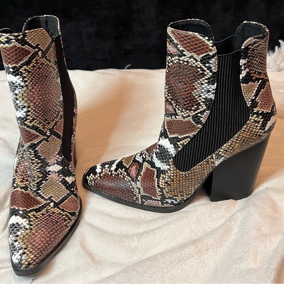 Almost new snakeskin look boots size 9. - Picture 1 of 3